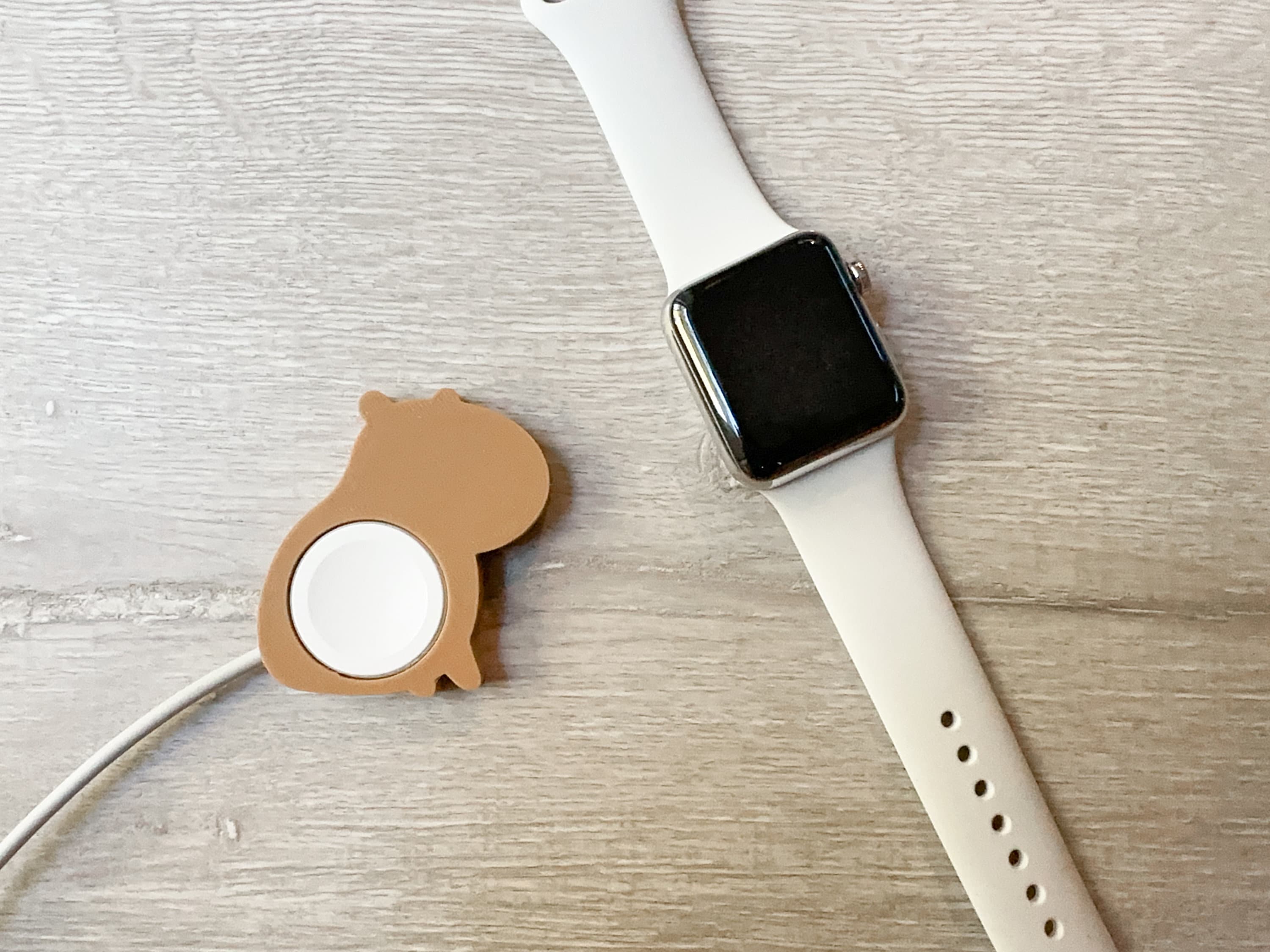 Bonita funda de capibara para el cargador del Apple Watch