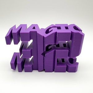 Puede incluir: Escultura de palabras impresa en 3D de color morado que deletrea "MAGIC" dos veces. La palabra está apilada sobre sí misma, creando un efecto de capas.