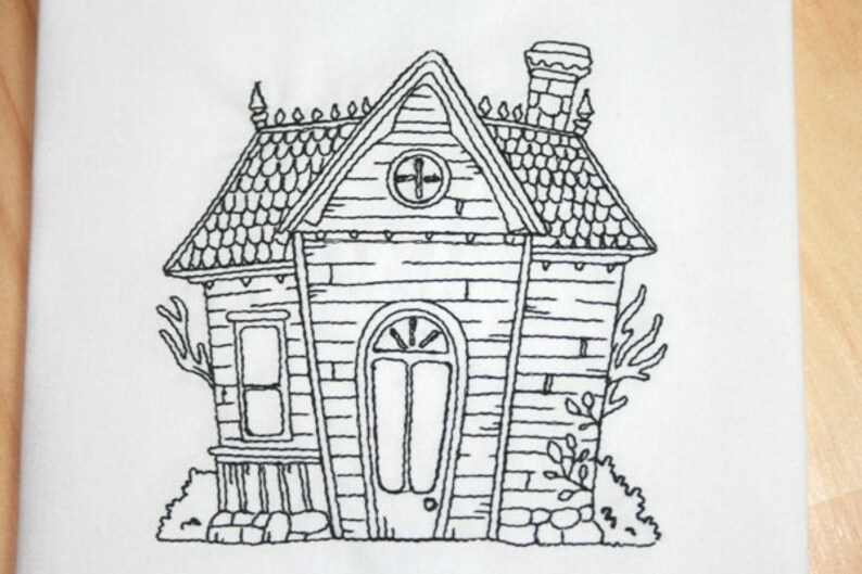 Pode incluir: Um desenho a preto e branco de uma pequena casa com um telhado de duas &aacute;guas, uma chamin&eacute; e uma porta com uma janela. A casa tem um exterior de tijolo e um telhado de telhas. H&aacute; &aacute;rvores e arbustos em volta da casa.