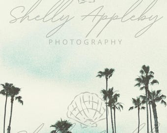 Könnte beinhalten: Vintage Landschaftsfotografie mit Palmen, einem weißen Gebäude und dem Text "Shelly Appleby PHOTOGRAPHY". Das Bild hat eine gedämpfte Farbpalette aus Blau-, Grün- und Beigetönen.