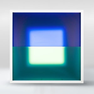 Könnte beinhalten: Ein gerahmtes abstraktes Kunstwerk mit einem Farbschema in Blau, Grün und Weiß. Das Kunstwerk zeigt eine quadratische Form innerhalb einer quadratischen Form.