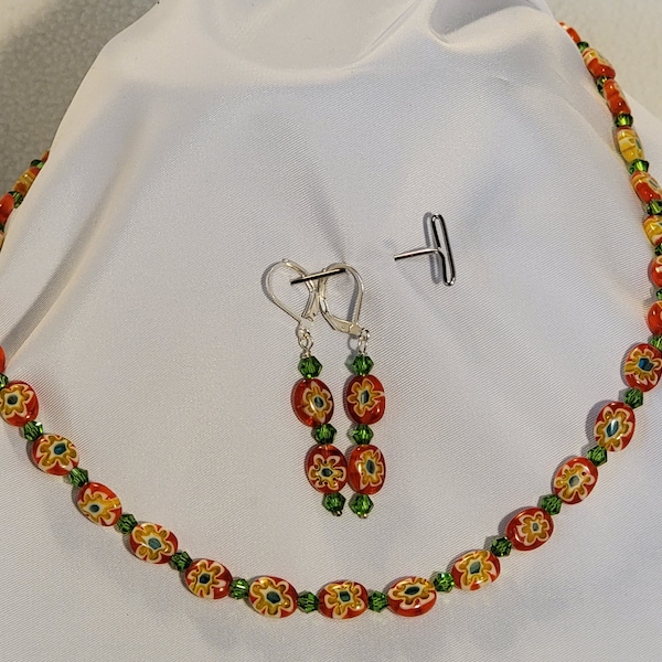 Collier et boucles d'oreilles millefiori ronds plats orange avec fleurs jaunes, blanches et vertes