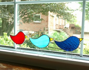 Vidrieras pájaro Suncatcher, pájaro de cristal de pie, pájaro azul, perdiz, arte de aves, regalo amante de las aves, pájaro rojo, pollito de Pascua, pájaro amarillo