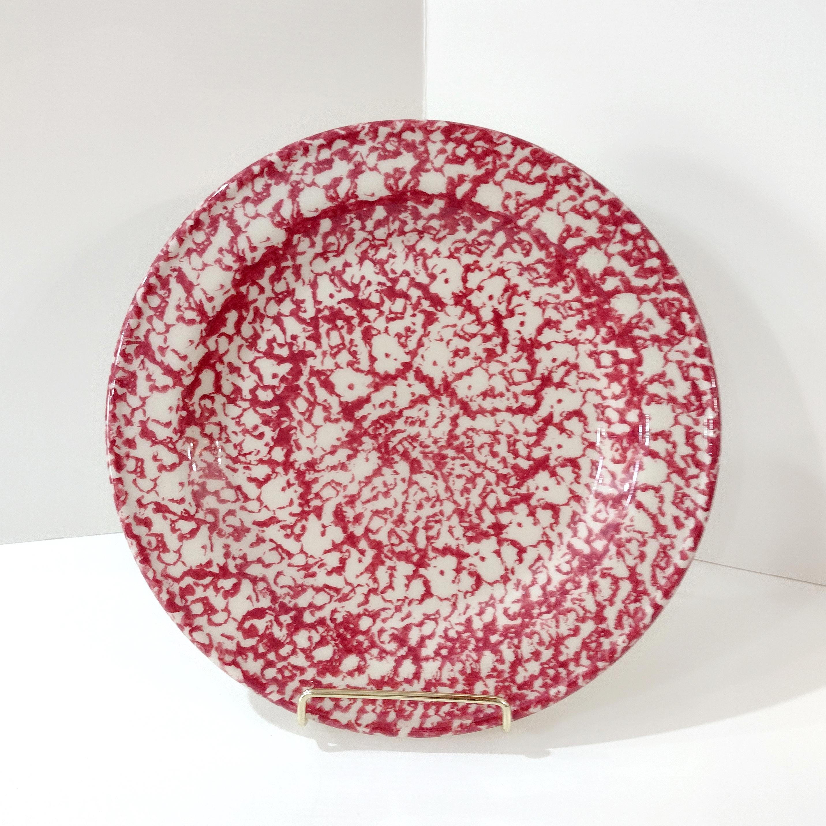 Plato llano vintage de cerámica esponjosa en color rojo rosa, Talleres de Gerald E. Henn Pottery