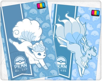 Könnte beinhalten: Zwei blaue und weiße Pokémon-Karten mit den Pokémon Vaporeon und Flareon. Die Karten haben einen blauen Hintergrund mit einem weißen Pokéball-Muster. Die Karten tragen den Text "PKMN" und die Nummer des Pokémon.