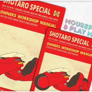 Op de afbeelding: Een geïllustreerde handleiding voor eigenaren van een Shotaro Special motorfiets, in rood en wit. De handleiding heeft de tekst "SHOTARO SPECIAL" en "OWNERS WORKSHOP MANUAL" op de omslag. De handleiding is een muismat en speelmat.