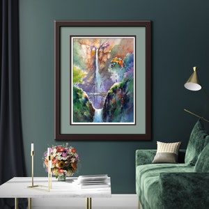 Peut inclure: Une peinture &agrave; l'aquarelle encadr&eacute;e d'une cascade descendant d'une falaise rocheuse. Une v&eacute;g&eacute;tation luxuriante et verte entoure la cascade, avec un petit pont visible au loin. La peinture est sur fond de ciel bleu clair.