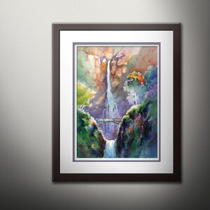 Peut inclure: Peinture &agrave; l'aquarelle d'une cascade descendant d'une falaise rocheuse, avec un pont enjambant l'eau en contrebas. Une v&eacute;g&eacute;tation luxuriante entoure la cascade, cr&eacute;ant une sc&egrave;ne vibrante et pittoresque.