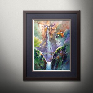 Peut inclure: Une peinture &agrave; l'aquarelle d'une cascade descendant d'une falaise rocheuse. Un pont enjambe la rivi&egrave;re en contrebas de la cascade, avec une v&eacute;g&eacute;tation luxuriante verte entourant la sc&egrave;ne. La peinture est encadr&eacute;e dans un cadre en bois fonc&eacute;.