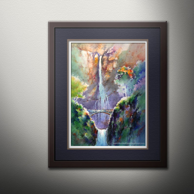 Peut inclure: Une peinture &agrave; l'aquarelle d'une cascade descendant d'une falaise rocheuse. Un pont enjambe la rivi&egrave;re en contrebas de la cascade, avec une v&eacute;g&eacute;tation luxuriante verte entourant la sc&egrave;ne. La peinture est encadr&eacute;e dans un cadre en bois fonc&eacute;.