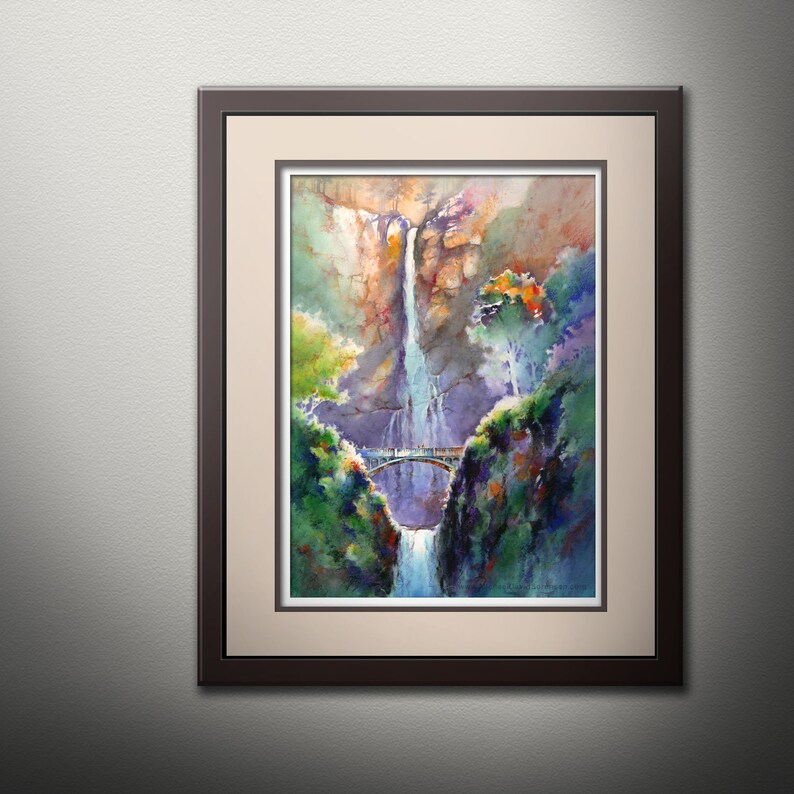 Peut inclure: Une peinture &agrave; l'aquarelle d'une cascade qui d&eacute;vale une falaise rocheuse, avec un pont enjambant l'eau en contrebas. Une v&eacute;g&eacute;tation luxuriante et verte entoure la cascade, cr&eacute;ant une sc&egrave;ne vibrante et pittoresque.