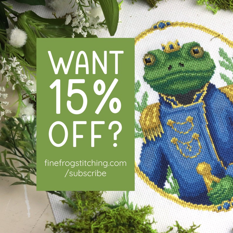 Pode incluir: Ponto cruz de uma r&atilde; real com casaco azul e detalhes dourados, coroada. O texto "WANT 15% OFF?" est&aacute; num quadrado verde, com o endere&ccedil;o do site e "/subscribe" por baixo. Decora&ccedil;&atilde;o vegetal.