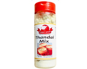 Puede incluir: Un frasco de vidrio con tapa roja lleno de un polvo verde claro. La etiqueta dice "Planet Spices Pure Authentic Spices Thandai Mix" y "Net Wt.: 100 g (3.53 oz)". El frasco está sobre un fondo blanco.
