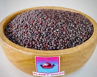 Puede incluir: Un cuenco de madera lleno de semillas de mostaza marrón oscuro. El cuenco tiene una etiqueta que dice "Planet Spices".