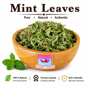 Può includere: Una ciotola di legno riempita con foglie di menta essiccate verdi, accompagnata da un rametto di menta fresca. Il testo recita Mint Leaves, Pure, Natural, Authentic, Planet Spices, 100% Natural, Premium Quality e Rich in Benefits. La ciotola ha un adesivo.