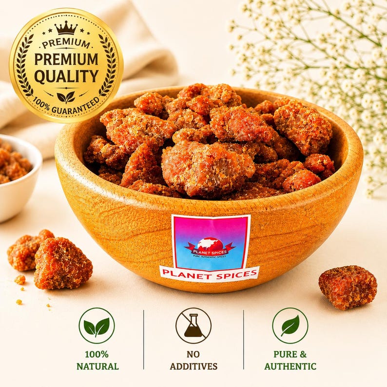 Puede incluir: Un cuenco de madera lleno de nueces de color marr&oacute;n rojizo azucaradas. El cuenco tiene una pegatina de Planet Spices. La imagen tambi&eacute;n incluye el texto "Premium Quality", "100% Guaranteed", "100% Natural", "No Additives" y "Pure & Authentic".