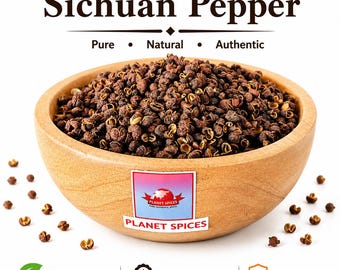 Peut inclure: Un bol en bois rempli de cosses de poivre du Sichuan séchées et brunes. Le texte "Sichuan Pepper" figure en haut, avec "Pure • Natural • Authentic" en dessous. Une étiquette "Planet Spices" est sur le bol, avec des icônes de qualité.