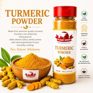 Puede incluir: Un frasco de especias de plástico transparente con tapa roja que contiene polvo de cúrcuma amarillo brillante, etiquetado Planet Spices Turmeric Powder Net Wt. 100 g. Al lado hay un cuenco de madera lleno de polvo y rizomas de cúrcuma crudos.
