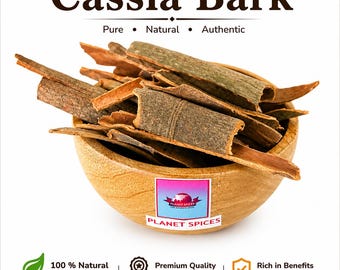 Peut inclure: Un bol en bois rempli de morceaux d'écorce de casse bruns et recourbés. Le texte 'Cassia Bark', 'Pure', 'Natural', 'Authentic' et 'PLANET SPICES' est visible. Sous le bol, des icônes représentent '100% Natural', 'Premium Quality' et 'Rich in Benefits'.