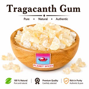 Peut inclure: Un bol en bois rempli de cristaux de gomme adragante jaune pâle et translucides. Le texte "Tragacanth Gum", "Pure • Natural • Authentic" et "PLANET SPICES" figure sur l'étiquette et au-dessus du bol, avec des icônes supplémentaires en dessous.