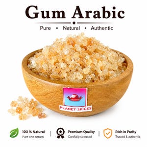 Peut inclure: Un bol en bois rempli de cristaux de gomme arabique translucides de couleur ambre. Le texte indique Gum Arabic, Pure, Natural, Authentic, Planet Spices, 100% Natural, Premium Quality et Rich in Purity. Quelques cristaux sont posés à côté.