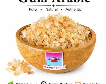 Peut inclure: Un bol en bois rempli de cristaux de gomme arabique translucides de couleur ambre. Le texte indique Gum Arabic, Pure, Natural, Authentic, Planet Spices, 100% Natural, Premium Quality et Rich in Purity. Quelques cristaux sont posés à côté.