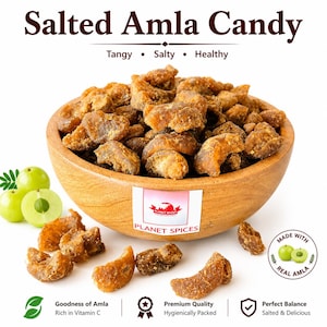 Puede incluir: Un cuenco de madera lleno de trozos de caramelo de amla salado seco de color marrón. La etiqueta dice Planet Spices. Frutas de amla verdes frescas son visibles a la izquierda. El texto incluye Tangy, Salty, Healthy, Goodness of Amla, Rich in Vitamin C, Premium Quality y Made with Real Amla.