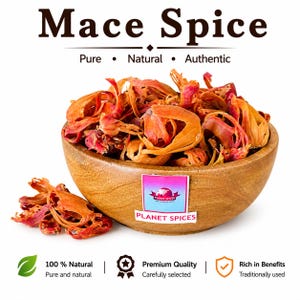 Op de afbeelding: Een houten kom gevuld met gedroogde foelie, met een label met de tekst Planet Spices. De tekst Mace Spice, Pure, Natural, Authentic, 100% Natural, Premium Quality en Rich in Benefits wordt rondom de kom weergegeven.