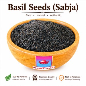 Op de afbeelding: Een houten kom gevuld met kleine zwarte basilicumzaden, gelabeld als Sabja. De kom heeft een Planet Spices sticker. De tekst erboven luidt Basil Seeds (Sabja) Pure Natural Authentic. Iconen eronder duiden 100% Natural, Premium Quality, Rich in Nutrients.