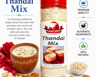 Peut inclure: Un flacon en plastique transparent de mélange Thandai Planet Spices avec un bouchon rouge, étiqueté 100 g. La bouteille est entourée d'une tasse en terre cuite de boisson crémeuse, de pétales de rose, noix de cajou, amandes, pistaches et épices.