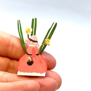 Dollhouse Daffodil Arrangement in Sun Bonnet Girl Vase, Miniature, Paper Flowers, Home Decor, Miniature, Handmade, Artisan, IGMA, 1:12 Scale