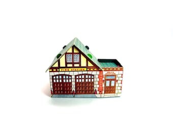 Built-Rite WW11 Era HO Cardboard Village, Fire Station, Putz Village House, Cardboard Excellent Color and Condition, 1940