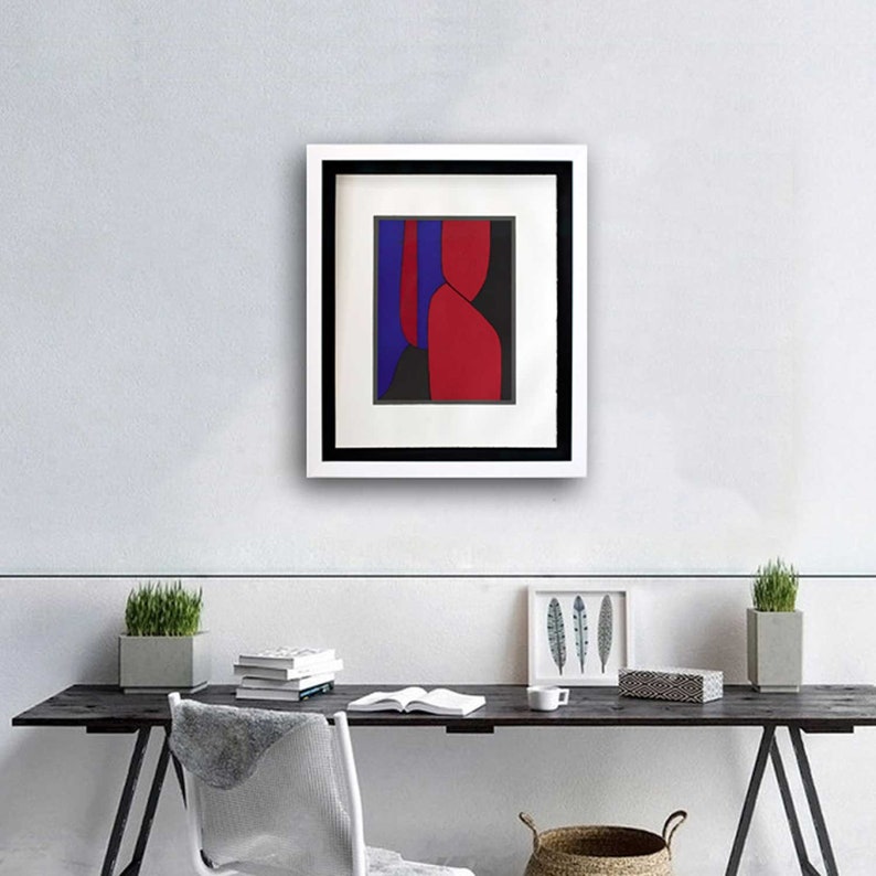 Puede incluir: Impresi&oacute;n de arte abstracto en un marco negro con un passe-partout blanco. La impresi&oacute;n presenta un dise&ntilde;o geom&eacute;trico rojo, azul y negro.