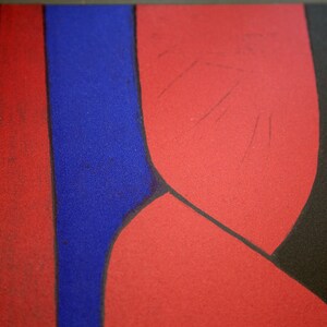 Puede incluir: Impresi&oacute;n de arte abstracto con formas geom&eacute;tricas en rojo, azul y negro. La impresi&oacute;n tiene una superficie texturizada.