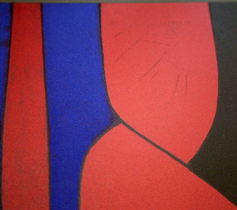Puede incluir: Impresi&oacute;n de arte abstracto con formas geom&eacute;tricas en rojo, azul y negro. La impresi&oacute;n tiene una superficie texturizada.