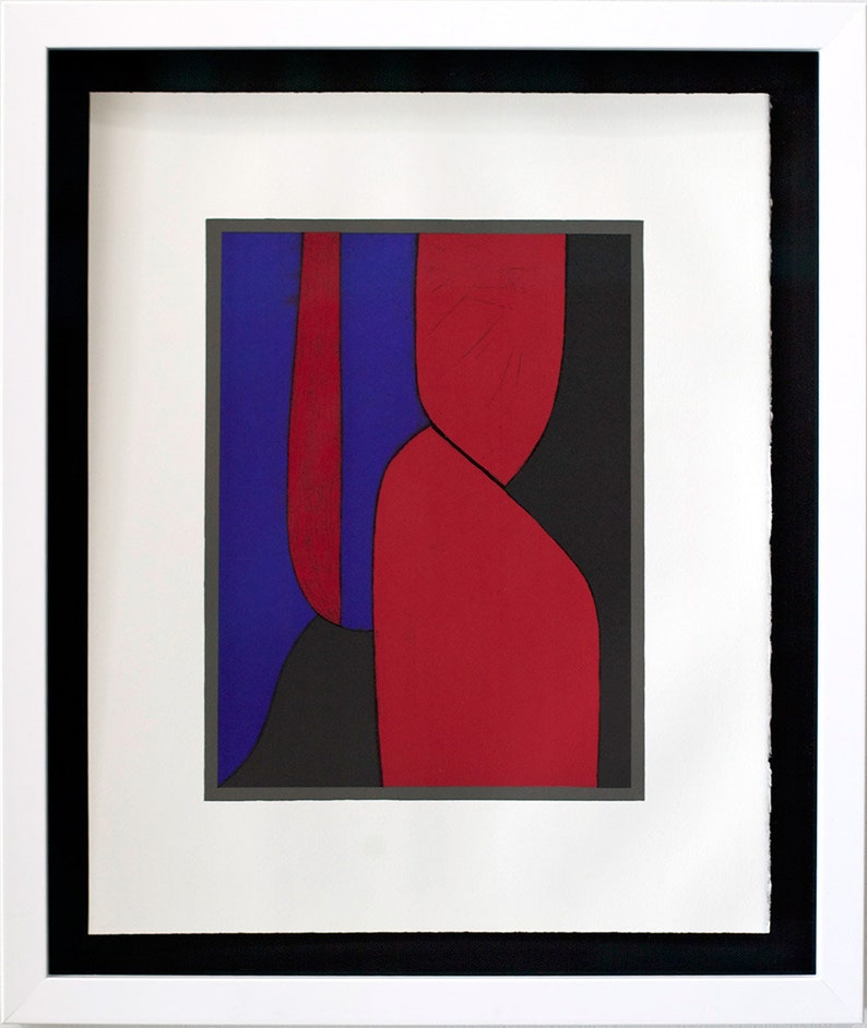 Puede incluir: Impresi&oacute;n de arte abstracto con formas geom&eacute;tricas en rojo, azul y negro. La impresi&oacute;n est&aacute; enmarcada con un passe-partout blanco y un marco negro.