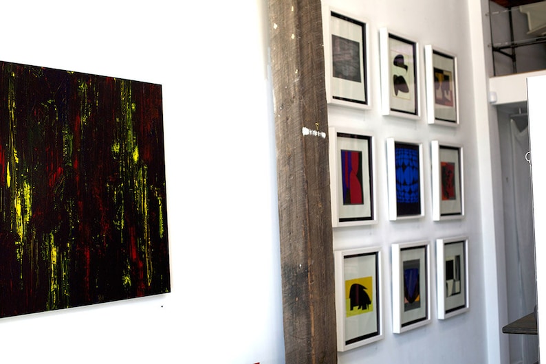 Puede incluir: Una pared de galer&iacute;a con una variedad de impresiones de arte abstracto enmarcadas. Las impresiones son de varios colores, incluyendo rojo, azul, amarillo y negro. Todas las impresiones est&aacute;n enmarcadas en marcos blancos.