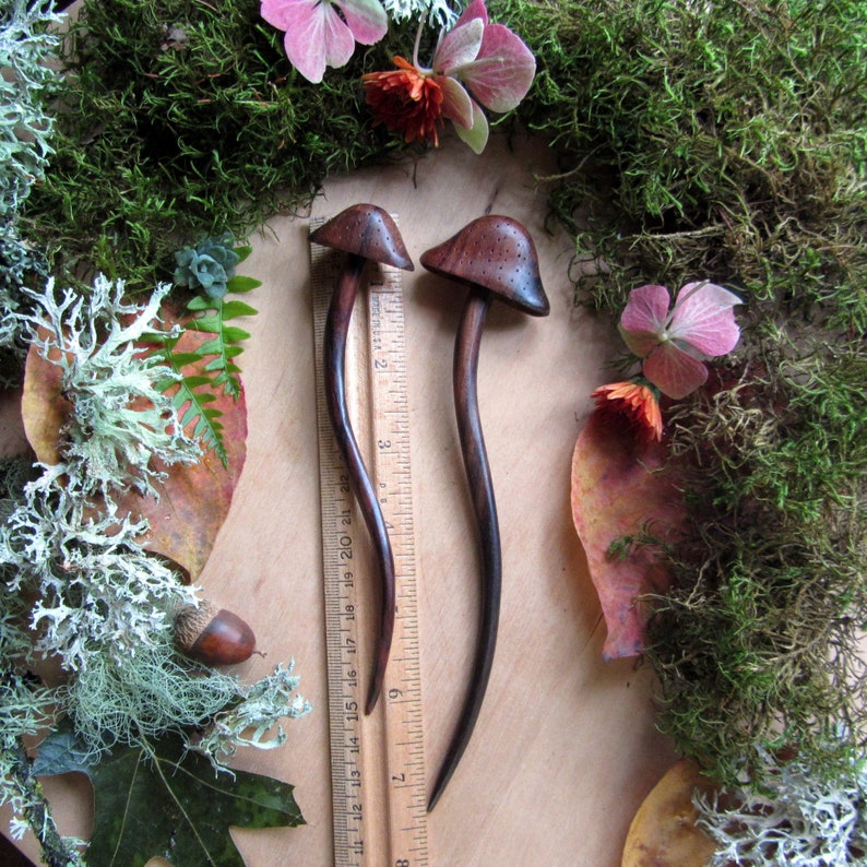 Bâton de cheveux de fée champignon en bois sculpté fourchette en cheveux champignon fille de la forêt mori sombre fille de la nature, sorcière des bois dessins Talismana image 6