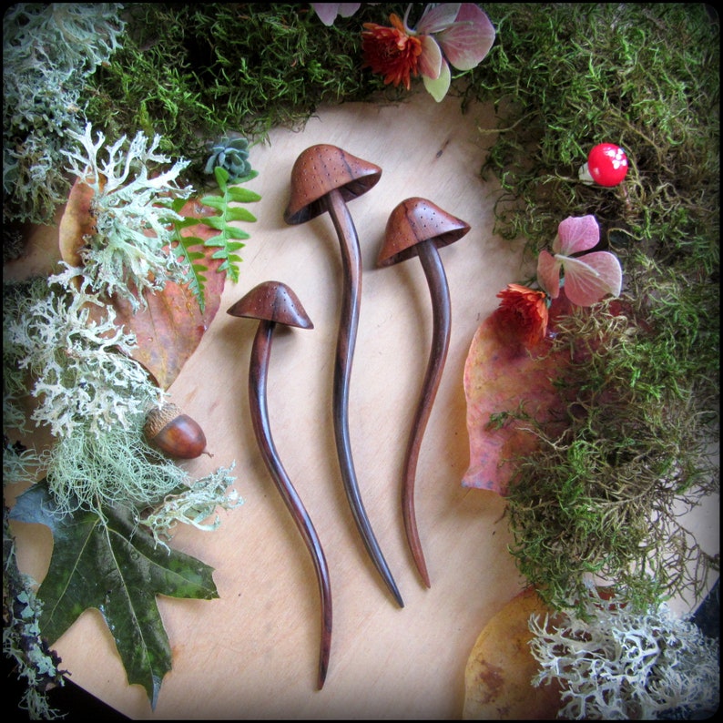 Bâton de cheveux de fée champignon en bois sculpté fourchette en cheveux champignon fille de la forêt mori sombre fille de la nature, sorcière des bois dessins Talismana image 5