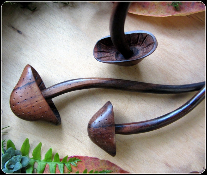 Bâton de cheveux de fée champignon en bois sculpté fourchette en cheveux champignon fille de la forêt mori sombre fille de la nature, sorcière des bois dessins Talismana image 4