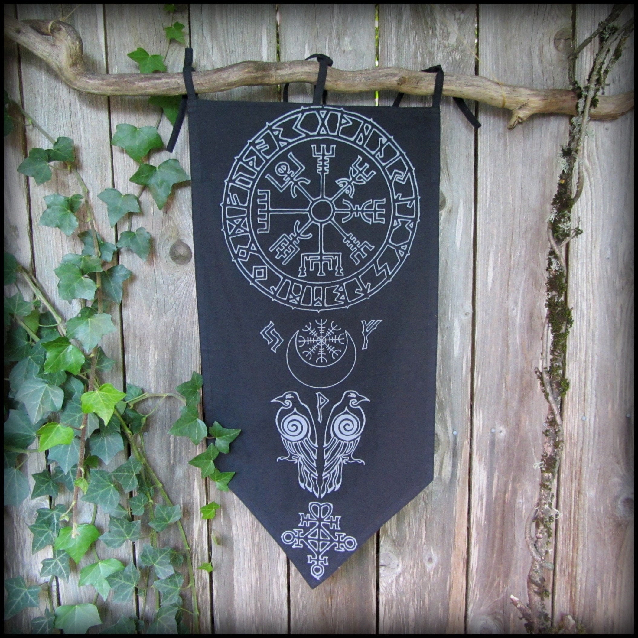 Bandiera Da Giardino Con Rune Vichinghe E Lupo - 100x70 Cm - Doppia Faccia - Decorazione Esterna/Interna