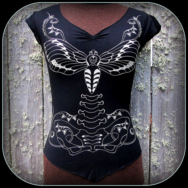 Skelett Totenkopf Motten Shirt ~ Tattoo Witchy Ockult Pagan Gothic Schmetterlings-Totenkopf ~ Schwarz oder Braun Sexy ~ Schwärmer-Taxidermy