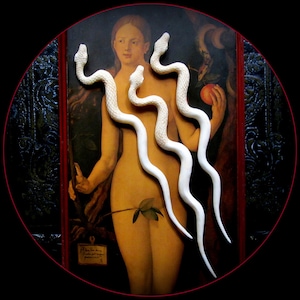 Peut inclure: Trois serpents en bois blanc sculptés, avec une surface légèrement texturée, sont disposés en forme de courbe. Les serpents sont exposés devant une peinture d'une femme tenant une pomme rouge dans sa main.