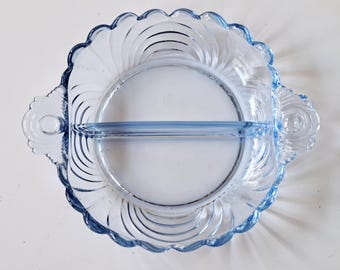 Cambridge Glass 'CAPRICE' 7" Okrągły, dwuczęściowy talerz do sosów, w kolorze księżycowego błękitu (ok. 1940 r.)