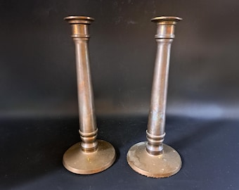 Juego de dos candelabros vintage de latón de 23 cm (9 pulgadas), con base redonda pesada.