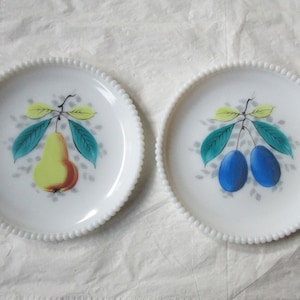 2 Vintage Westmoreland 7,5 &quot;Milchglas Perlenrand Obstsalat Teller (ca. 1950er Jahre)