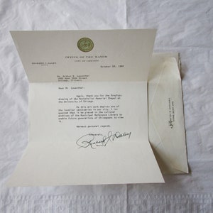 Carta mecanografiada y firmada de Richard J. Daley, alcalde de Chicago, con sobre, 28 de octubre de 1960
