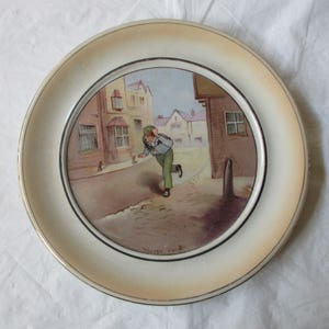 9-7/8&quot; Grimwades Dickens Ware Souvenir Wall Plate OLIVER TWIST (1920s Winton)
