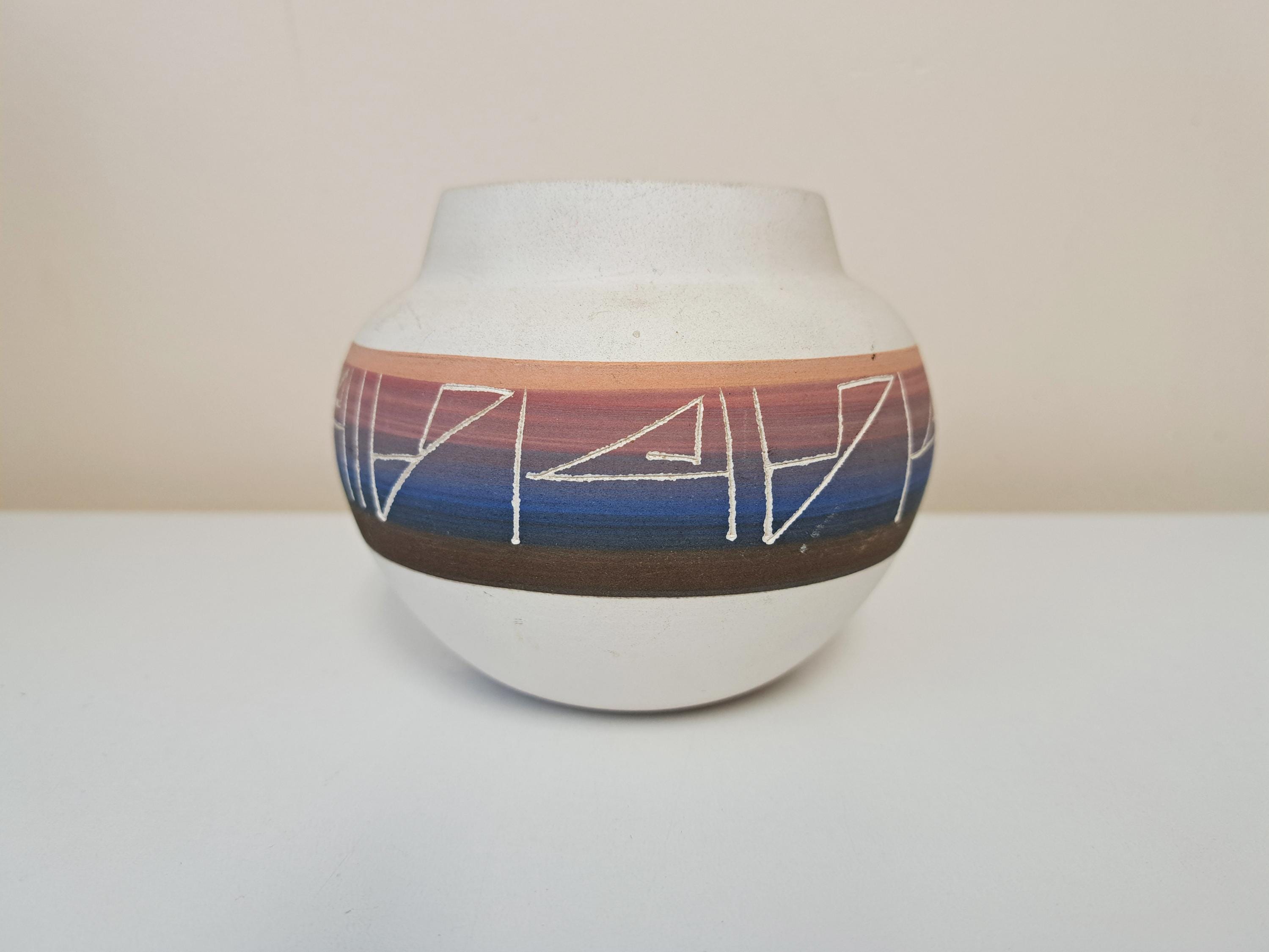 ネイティブアメリカン陶器 ハンドメイド LEFT: ネイティブアメリカン・ポッテリ－（陶器）