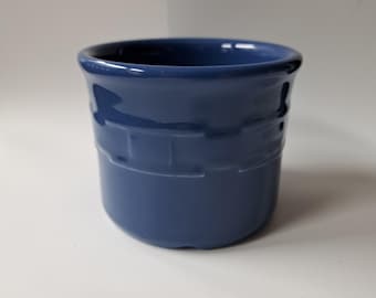Garnek Longaberger Pottery Woven Traditions w kolorze chabrowym, 3,5 cala, o pojemności 1 pinty, wyprodukowany w USA (ok. lat 90. XX wieku)